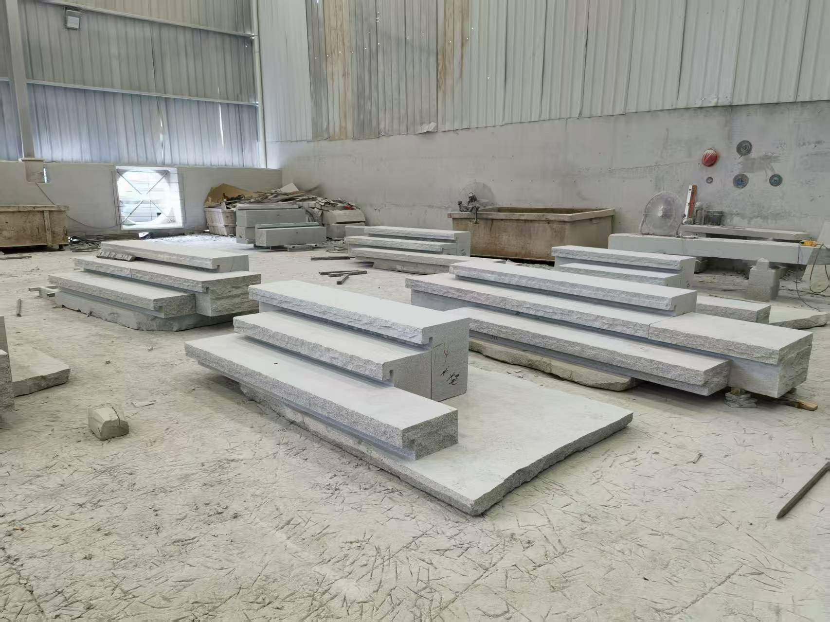 信阳 整石台阶（大面火烧+侧面自然面），出货前厂内拼装