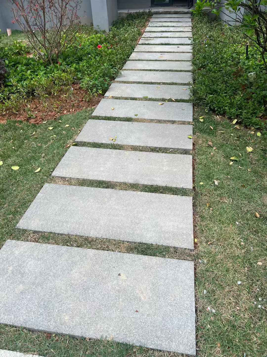 信阳 芝麻黑小区踏步、汀步石铺装效果