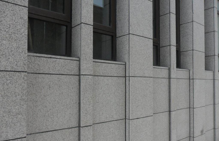 信阳芝麻灰外墙干挂石材及施工注意事项