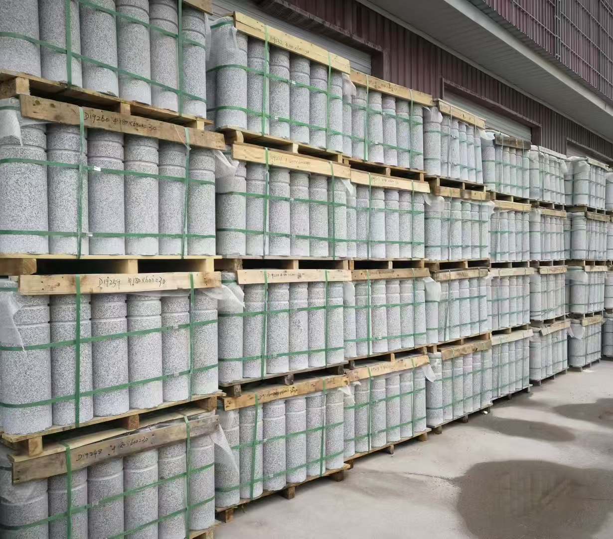 信阳 芝麻白挡车柱、阻车桩、隔离柱