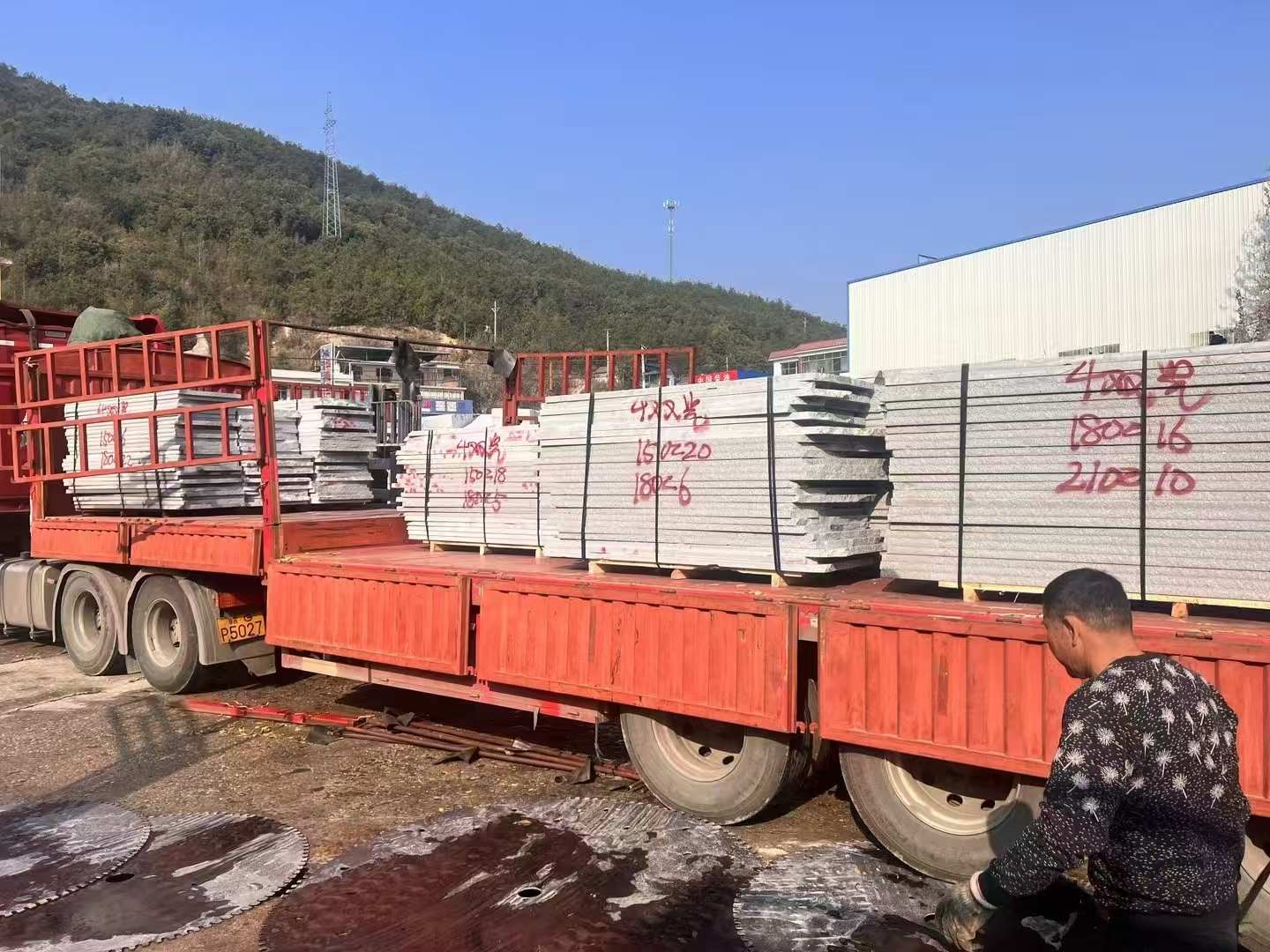 信阳 芝麻灰花岗岩光面毛板出货日常