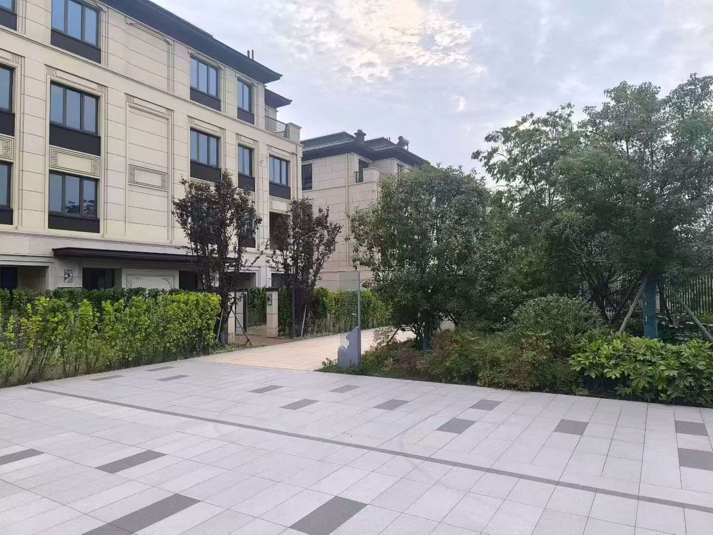 信阳 芝麻白与芝麻白搭配铺装，尺寸1200*600