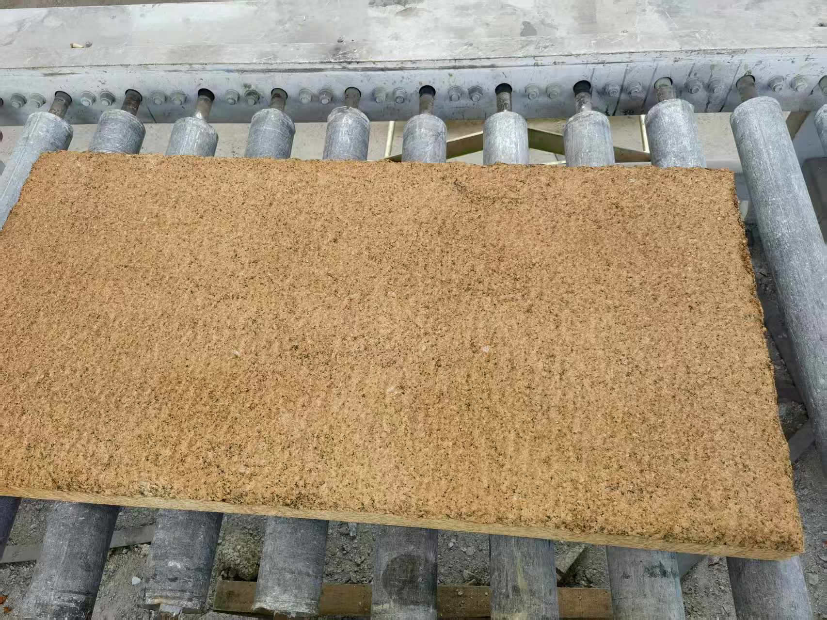 信阳 菠萝面老石板，做旧仿古石，流水线生产加工