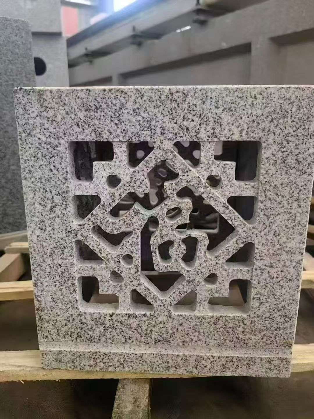 信阳 芝麻白花岗岩镂空雕花灯笼